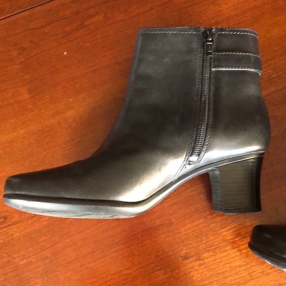 Clarks Black Leather Ankle Boot  Zip  Size 6.5 M  EUC Side Buckle Med Heel - Picture 12 of 16